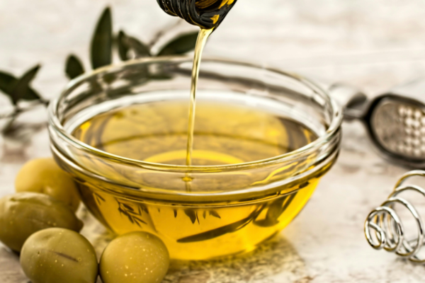 Castor oil and olive oil for hair growth treatment